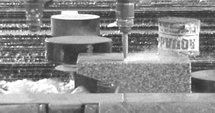 300 mm 200 1) granodiorit 2) ocel 11 373 140 70 mm 10 70 120 mm 15 30 mm 100 mm Obr. 3.18 Nákres tvarů a rozměrů vzorků. Obr. 3.19 Fotografie ze zkoušek řezání vzorků různými abrazivy. Obr. 3.20 Fotografie abraziva Australian Garnet (vlevo) a abraziva BARTON (vpravo).
