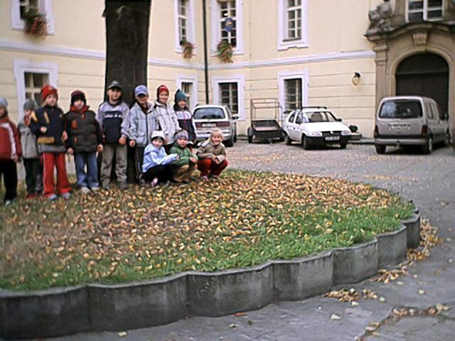 Děti z mateřské školy šly na exkurzi do zámku v Domově důchodců.