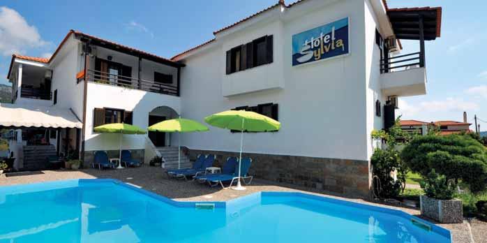 Klidné prostředí Pro rodiny s dětmi Přímo u pláže Oblíbené místo Rezervujte včas Sylvia Hotel Polopenze KINIRA Hotel s příjemnou rodinnou atmosférou se nachází v opravdu velmi klidném prostředí v