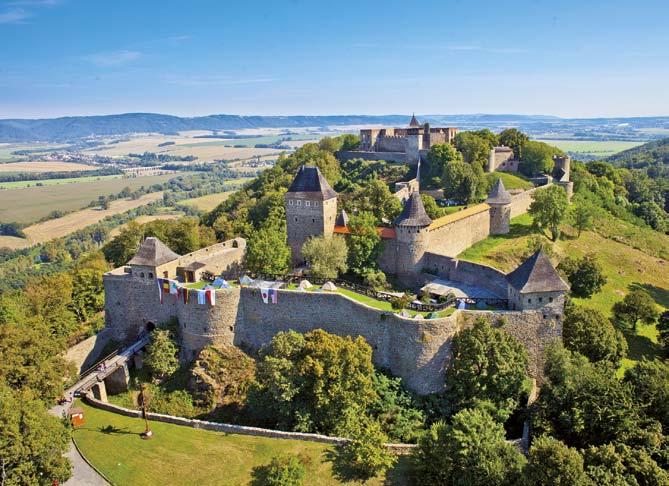 OLOMOUCKÝ KRAJ SE PYŠNÍ PŘÍRODNÍMI UNIKÁTY I KULTURNÍMI PAMÁTKAMI Do Olomouckého kraje patří částečně i nejvyšší moravské pohoří Hrubý Jeseník, na západě do něj zasahuje Českomoravská vrchovina, na