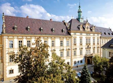 Foto: Tomáš Marek 2x Hotel Trinity Moderní služby v náručí historie Luxusně zařízené pokoje, pestrá paleta kvalitních služeb a k tomu všudypřítomné kouzlo historie a umění.