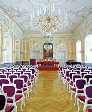 Odkazuje totiž na nedaleký Sloup Nejsvětější Trojice, jenž je od roku 2000 zapsán na Seznam památek světového kulturního a přírodního dědictví UNESCO.