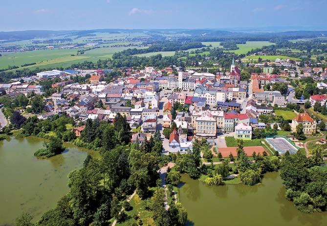 třetím Hrad Bouzov, foto: m-ark nejstarším funkčním kamenným mostem v České republice. Dalším unikátem jsou schody k Nečízu, tedy otevřený přístup k řece přímo pod hlavním náměstím.