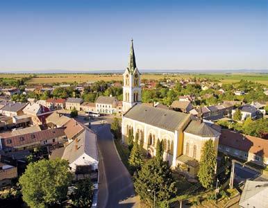 Zámek byl postavený hrabětem Bonaventurou z Harrachu ve 2. polovině 18. století uprostřed kruhového parku.