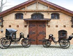 Jedním z nich je nadšenec a restaurátor Václav Obr, který ve své dílně svépomocí a s pomocí řemeslníků dokáže zrestaurovat starodávný kočár.