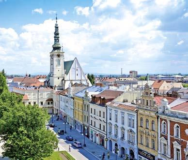 Budova staré radnice s cenným portálem dnes slouží jako muzeum. Významnou památkou je i nedaleký původně gotický kostel Povýšení svatého Kříže, který byl barokně upraven.