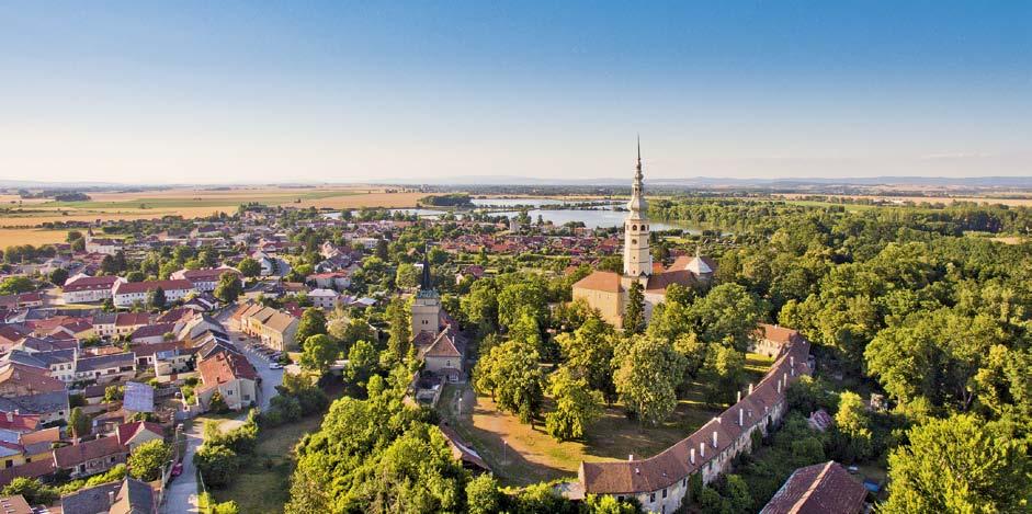 Město pod Spanilou věží Tovačov Foto: m-ark Tovačov je hanácké městečko čítající na dva a půl tisíce obyvatel. Jeho návštěvníci jsou často mile překvapeni, co všechno město nabízí.