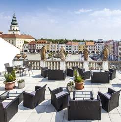 Právě to je příklad hotelu a hostelu U Zlatého kohouta, který se nachází přímo na Velkém náměstí. Nabízí 18 luxusních hotelových pokojů a 28 lůžek v hostelové části.