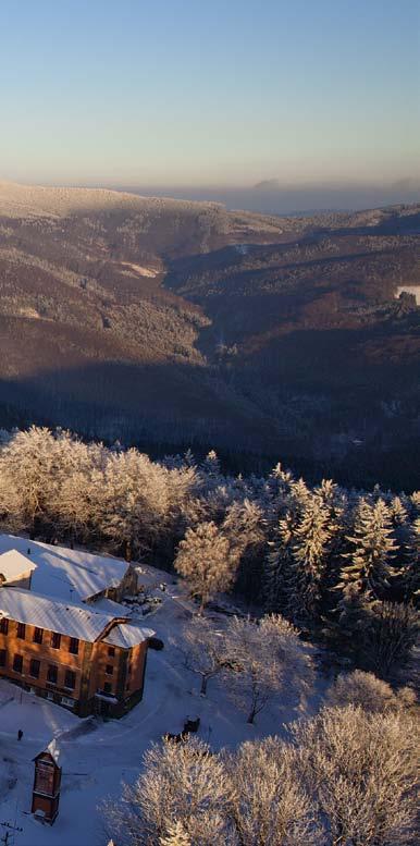 Svatý Hostýn, foto: m-ark do širokého okolí. Přístup k ní je možný po značených turistických trasách KČT z Rajnochovic, Chvalčova, Loukova, Podhradní Lhoty a Tesáku.