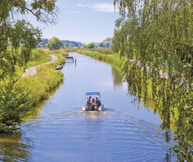 BAŤŮV KANÁL turistické lákadlo mnoha tváří Baťův kanál je 80 km dlouhá turistická vodní cesta z Kroměříže do Hodonína, jejíž plavební úseky vedou jak řekou Moravou, tak uměle vyhloubenými plavebními