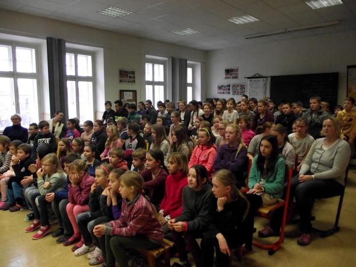 Fascinovalo mě, jak cimbál dokáže nahradit i jiné nástroje, třeba kytaru. Nejlepší písnička byla Pohoda od skupiny Kabát, tu si s nimi zazpívali všichni.