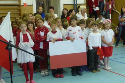 Každý rok škola pořádá jeden den věnovaný poznávání kultury, jazyka, sportu i jídla jedné země, letos to bylo sousední Polsko.