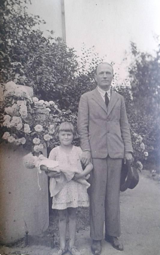 Př. č. 3: František Boleloucký se svou dcerou Drahomírou, červenec 1933. 150 Př. č. 4: Rodinná fotografie Bolelouckých zřejmě z počátku 40.