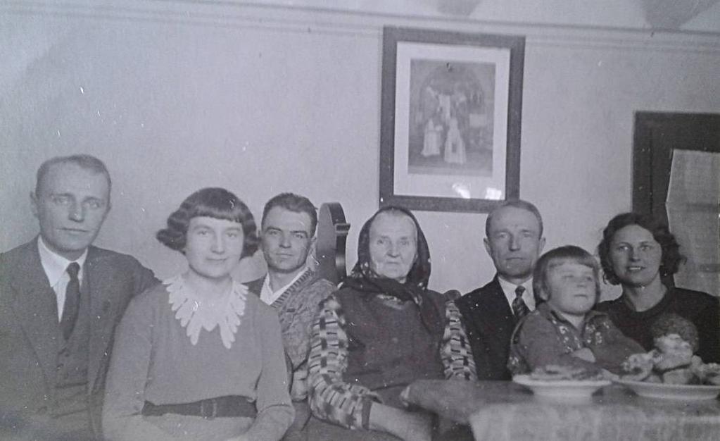 č. 6: Rodinná fotografie Bolelouckých, zřejmě kolem roku 1930 (zleva Rostislav Boleloucký, jeho manţelka Slávka, Bořivoj