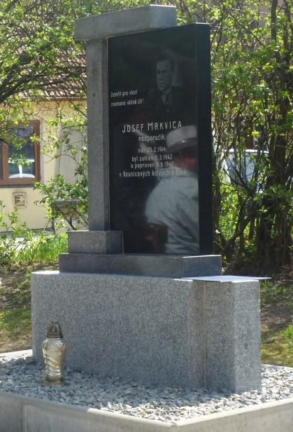 Př. č. 52: Památník Josefa Mrkvicy ve Velkých Němčicích. 194 Př. č. 53: Památník Františka Herclíka v Bohuslavicích u Kyjova.