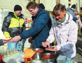 K tomu v emu hraje malá kapela sloïená z harmonikáfie, trumpetisty a hráãe na valchu. Po krátkém zdrïení pfiejíïdíme autobusem do Nové Vsi u Plánû, kde nás jiï vyhlíïí paní Horová s rodinou.
