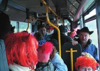 Zpátky do autobusu a pfiejíïdíme do Lhoty pod Pannou. Cestou ke stoleãku u MoravcÛ si dûlám chutû na slavné koblihy paní Moravcové.
