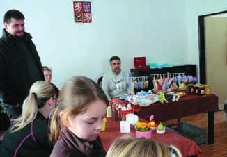 Jarní trh na téma Velikonoce V sobotu 17. bfiezna od 14:00 hodin se konal Jarní trh na téma Velikonoce. JelikoÏ poãasí nepfiálo, trh uspofiádat venku pfied obecním úfiadem nebylo moïné.
