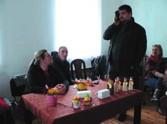 Dospûlí nabízeli upletené velikonoãní vûnce, u ité nákupní ta ky, ité figurky jak zvífiat, tak i lidské postavy. K mání byly pletené ko íky, o atky z pedigu a figurky zajícû.