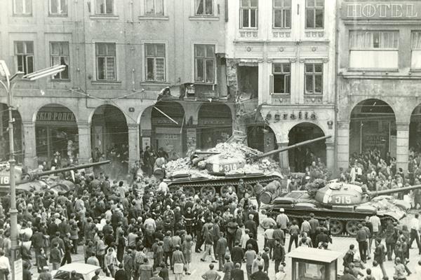 7/ 1968 V LIBERCI a) Jakou historickou událost zachycuje tato dobová fotografie? Nestačí pouze datum. Urči konkrétní místo v Liberci, které tato fotografie zobrazuje.