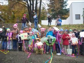 Uspořádali jsme karnevalový den pro děti a rodiče. Navštívil nás klaun. S předškoláky a dalšími dětmi z MŠ jsme na podzim slavili Den stromu a pořádali drakiádu.