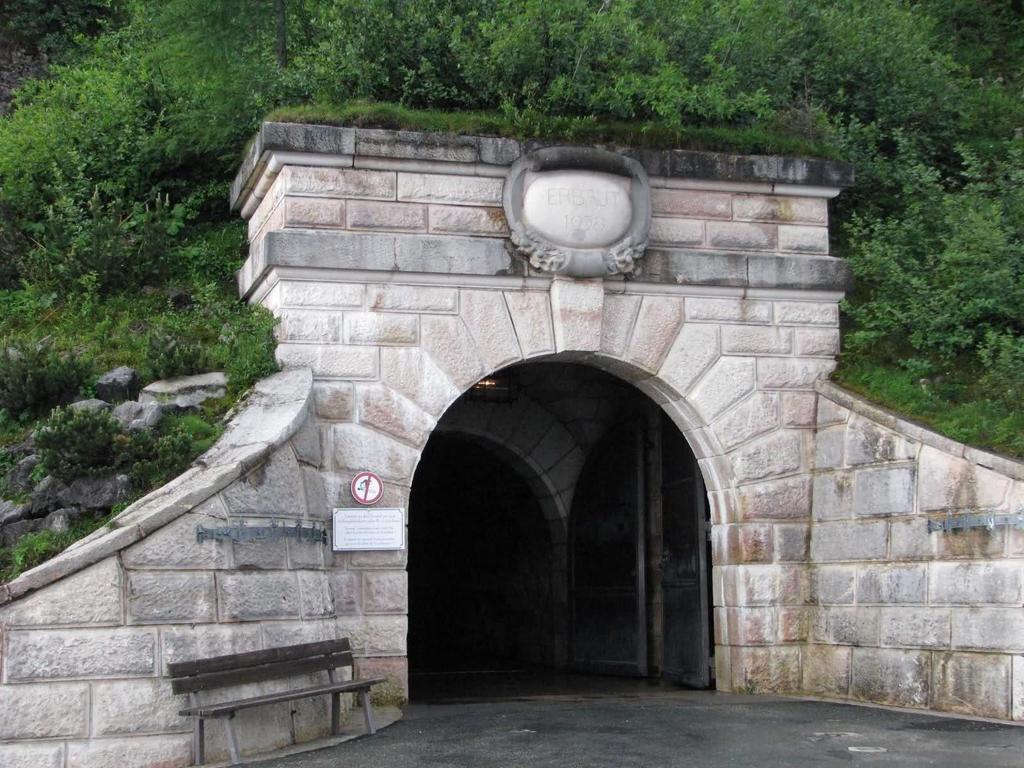 tunel do útrob skály a výtah pro