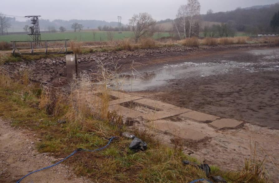 Poslední z vyhodnocení příčných řezů hrází náleží vypuštění rybníka za účelem výlovu. Postupné vypouštění začalo 30.9.2011 a poslední měření bylo provedeno dne 2.12.