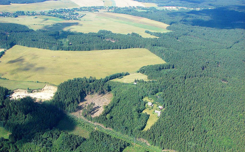 Obr. 1: Typický ráz krajiny v oblasti Les Království v okolí obce Kohoutov (okres Trutnov; v horní části snímku), 8. 7. 2007. Foto: J. Vaněk. Fig.