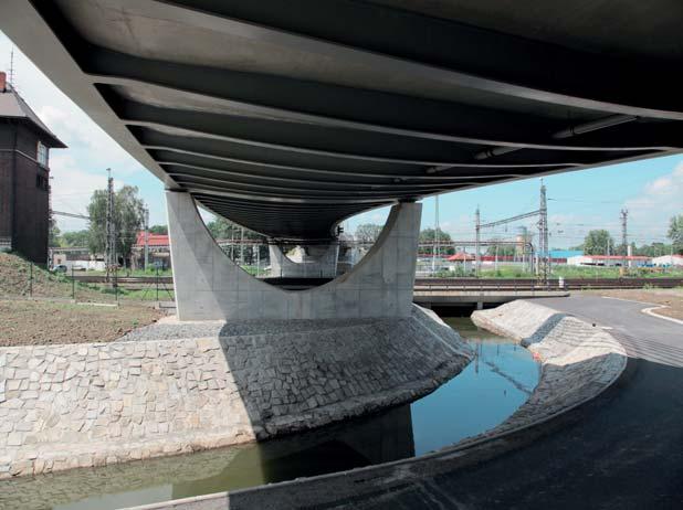 Koncovky tyčí jsou připojeny na kotevní plechy. Po betonáži výplně byly zakryty krycími plechy.