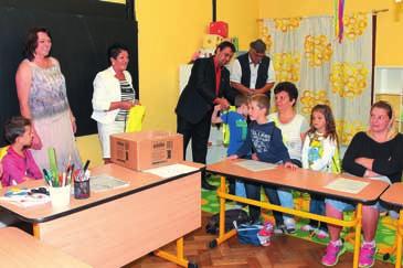Nyní se dokonãují poslední stavební úpravy po kozeného stropu v bytû Peãovatelské sluïby. 1.