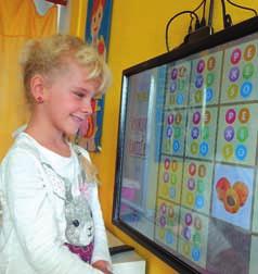 Díky vlídnému pfiístupu paní uãitelek se v echny brzy zorientovaly a dnes jiï zcela zapojily do her a ãinností
