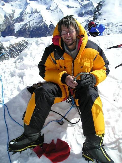 Ten den na své cestě k vrcholu tělo umírajícího Angličana Davida Sharpa postupně překročilo přes 40 horolezců.