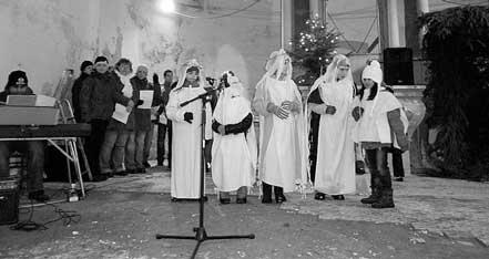 Na vysokou horu u Greccie v Itálii pfiicházejí z údolí lidé s pochodnûmi a svícemi, aby se podívali do jeskynû, kde stály jesle se slamnou, na jedné stranû Ïiv bíl vûl, na druhé stranû leïící osel.