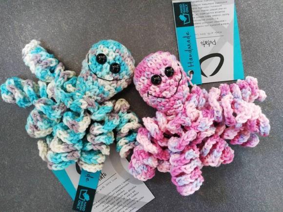 Cena: 289 Kč Barvy: šedá, hnědá, modrá, růžová, žlutá Chobotnice Newborn Chobotnice je ideálním dárkem pro narozené miminko, jelikož přítulné háčkované chobotnice pomáhají miminkům, aby se cítili