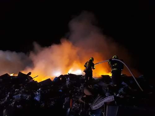 Oheň stihl zničit velkou část střechy komplexu a ve středu objektu došlo k propadnutí střechy do vnitřního sálu.