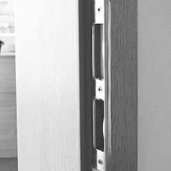 Interiérové dveře mohou být na přání vybaveny také dveřním prahem a jinými doplňky viz. str. 5. Standardní dveřní křídla jsou osazena dozickými, vložkovými nebo WC zámky a kováním (klika, koule).
