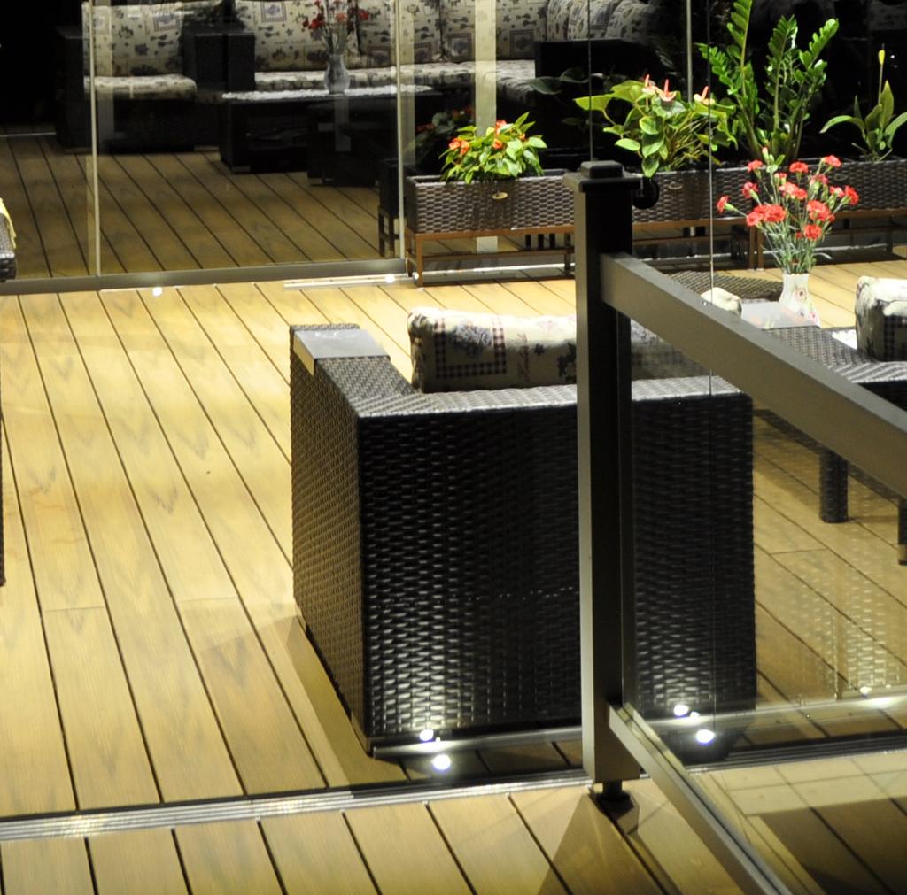 Terasy, balkony, předzahrádky Již ve standardním provedení jsou pro venkovní povrchy teras a balkonů navrženy podlahy z polymerového dřeva Woodplastic v provedení Forrest Teak.
