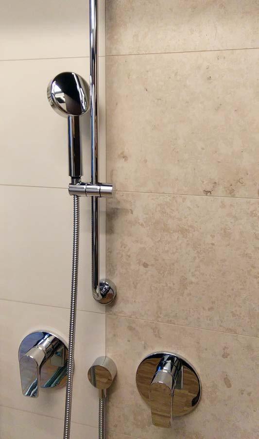Navržené řešení podtrhuje čistou eleganci a vizuální jednotu interiéru koupelen a významným