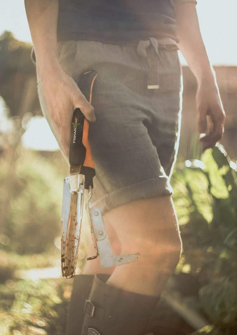PÉČE O PŮDU Ideal for digging in tough soil and breaking up hardened dirt clods Lightweight, ergonomically shaped handle feels natural in your hand and helps reduce fatigue Steel head won t break