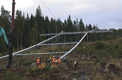 Fotografie vlevo: Výstavba nadzemního elektrického vedení v oblasti Hill of Aldie ve Spojeném království Anne Burgess, Creative Commons.