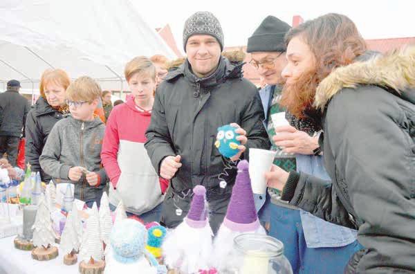 Sdružení rodičů za pomoci několika učitelek základní školy připravilo devět stanovišť, na kterých si žáci i děti z mateřinky měli možnost vytvořit výzdobu a dá- K prodejcům se