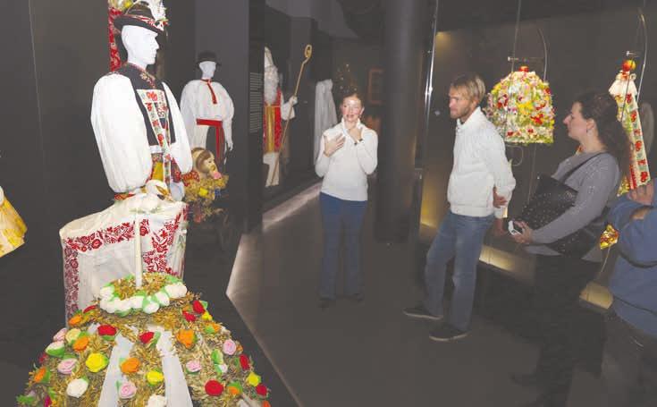 Hodné děti dostaly za odměnu dárky. FOTO: SAL Na úvod vernisáže vystoupily v podkroví Reduty děti z Mateřské školy v Sadech.