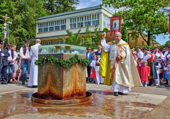 Písní a tancem nebo festival Divadelní  Repertoár zahrnuje