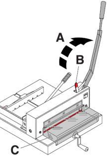 Řez může být proveden pouze, pokud je spuštěn přední kryt (C) a uvolněná