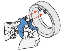 dbejte na to, aby aretační háček hlasitě zacvakl do svého protikusu (červená šipka) umístěného mezi držáky pro jednotku ventilátoru.