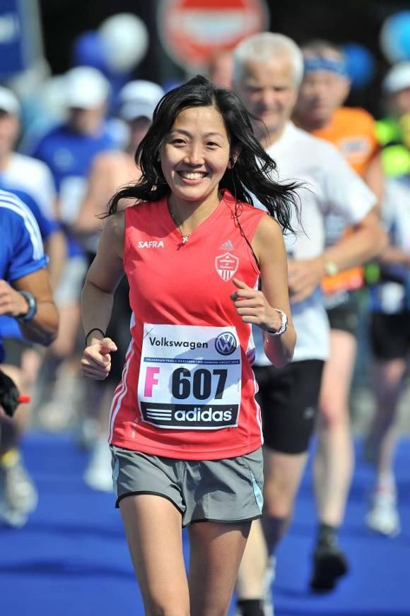 Počet zahraničních účastníků stále roste 31% zahraničních běžců přijelo do České republiky kvůli závodu Při maratonu podíl cizinců dosahuje 49%!