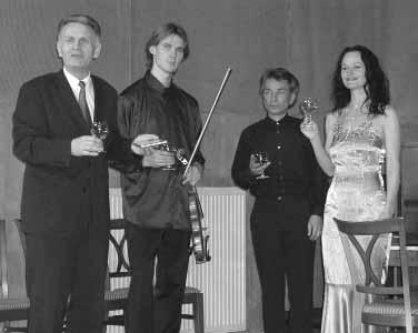 9. dubna 2004 strana 3 Zkrátka Peníze Mûsta Krásná Lípa neleïí ladem na bankovních úãtech s nízk mi úrokov mi sazbami, ale jsou v hodnû zhodnocovány.