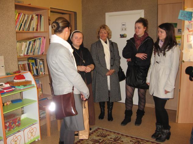 den Studenti se vydali do města Aukštadvardis, kde navštívili místní mateřskou a základní školu (1.- 4. třída) Gandriukas.