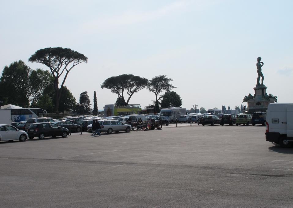 30.4. Sobota proti Firenzam, kamor nam pridno sosedje in parkiramo na Piazzale Michelangelo n - N43.76239, E11.26534. Krasen pogled na celo mesto.