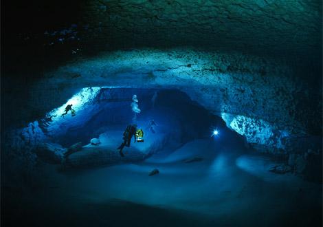 Podmořská Zdroj: jeskyně, [ 7 ] Stalaktity, stalagmity a stalagnáty [ 8 ] - Stalaktit je sekundární krasový jev,